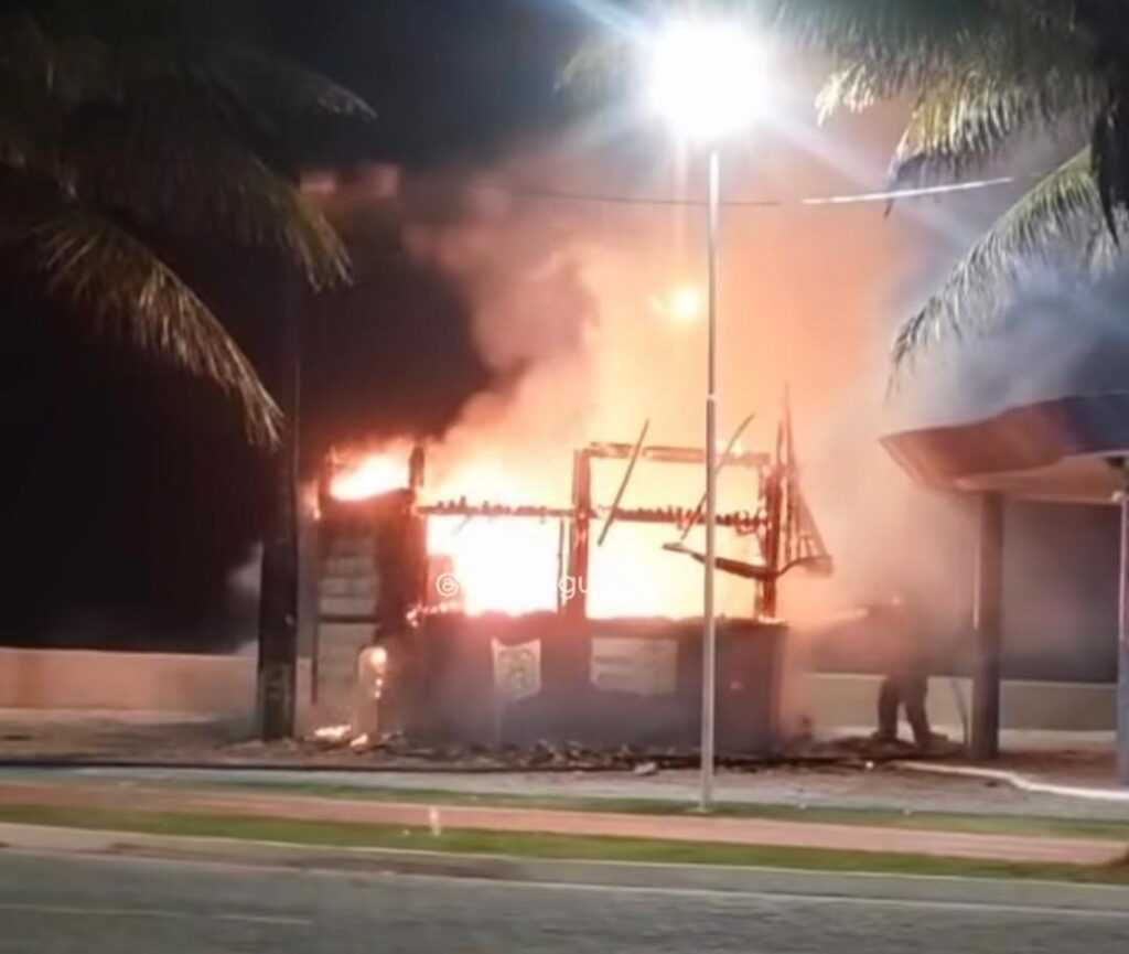 incendio-destroi-quiosque-na-orla-de-mongagua-e-area-e-isolada-por-risco-de-desabamento-|