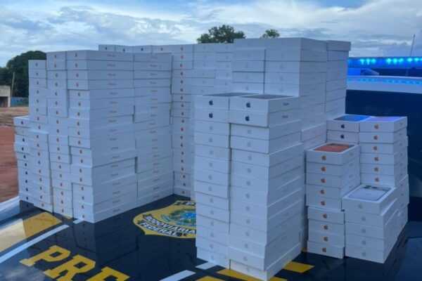 PRF apreende contrabando de iPhones e vinhos no valor de R$ 5 milhões prf-apreende-contrabando-de-iphones-e-vinhos-no-valor-de-r$-5-milhoes