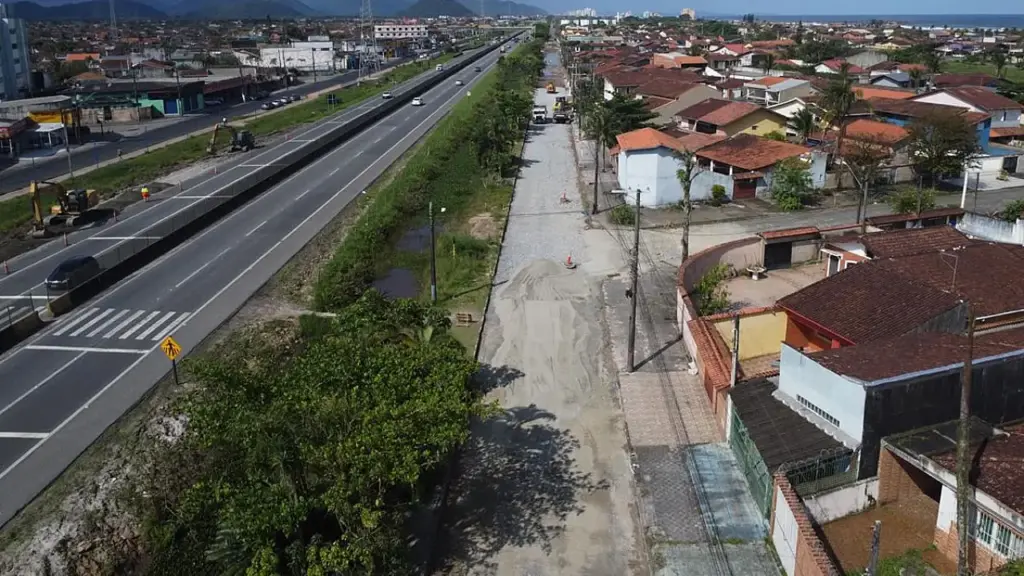 prefeitura-de-mongagua-e-cnl-substituem-bloquetes-por-asfalto-na-avenida-tiradentes